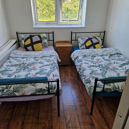 דירות לונדון Twin Bed For Guests מראה חיצוני תמונה
