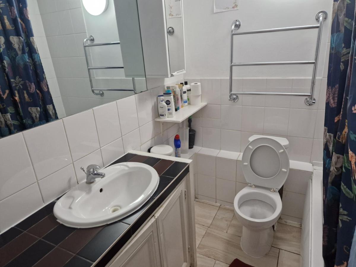 דירות לונדון Twin Bed For Guests מראה חיצוני תמונה