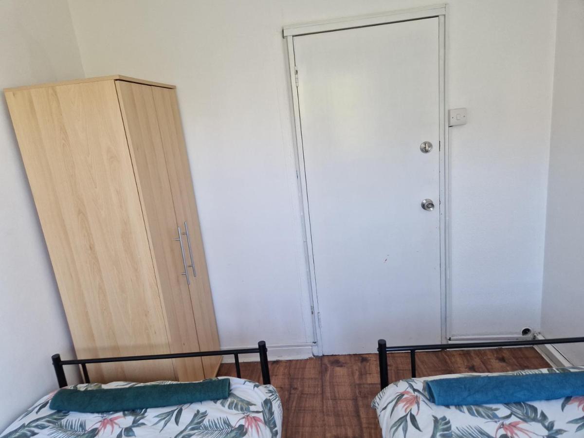 דירות לונדון Twin Bed For Guests מראה חיצוני תמונה