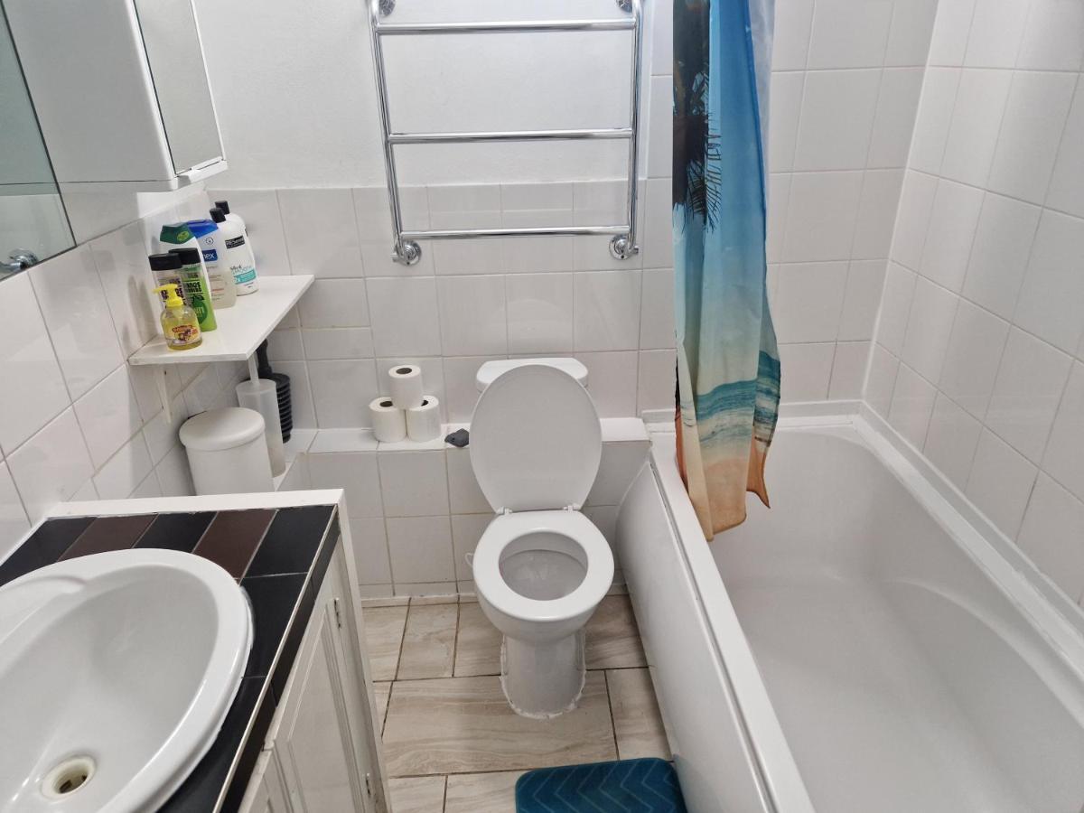דירות לונדון Twin Bed For Guests מראה חיצוני תמונה