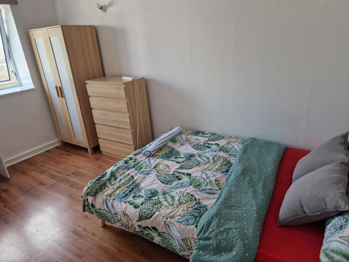 דירות לונדון Twin Bed For Guests מראה חיצוני תמונה