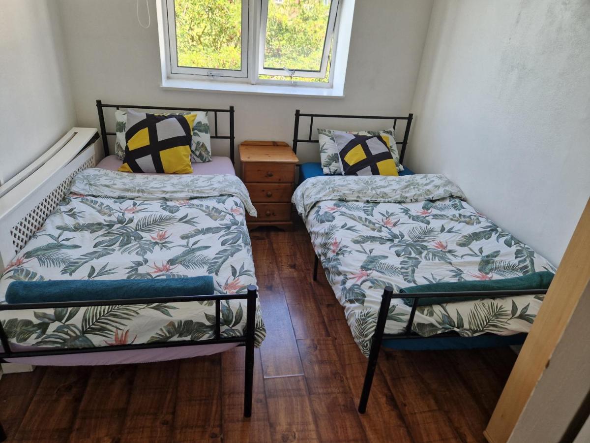 דירות לונדון Twin Bed For Guests מראה חיצוני תמונה