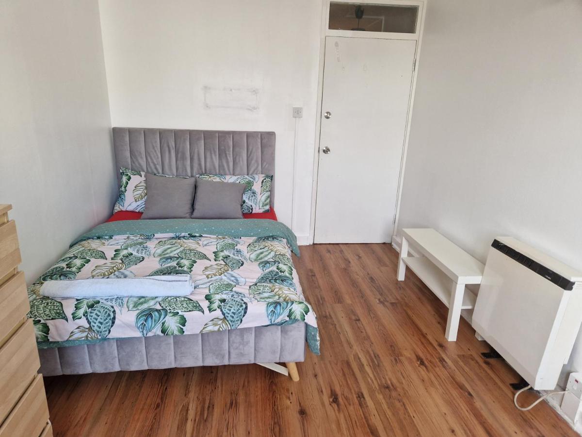 דירות לונדון Twin Bed For Guests מראה חיצוני תמונה