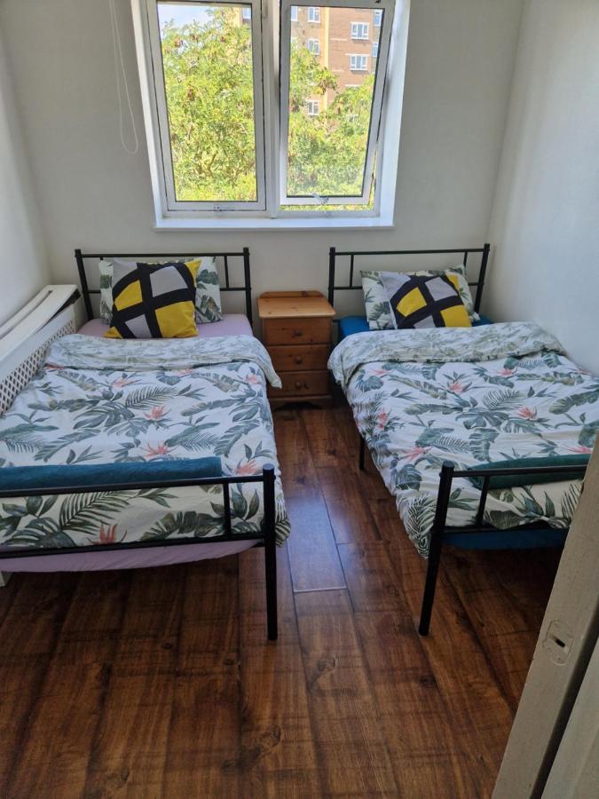 דירות לונדון Twin Bed For Guests מראה חיצוני תמונה